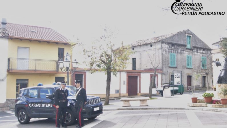 Minaccia la madre e le “taglia” i fili del telefono   Arrestato il figlio nel Crotonese: pretendeva soldi