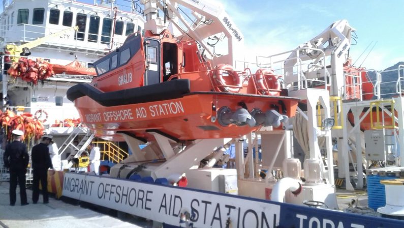 Nave carica di migranti giunta nel porto di ViboA bordo 237 persone, ma anche due cadaveri