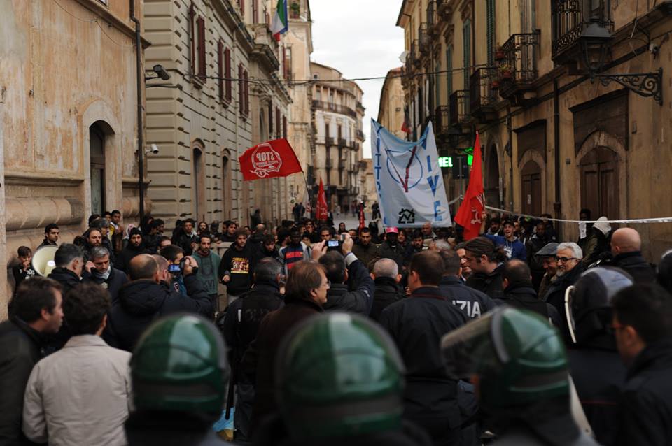 FOTO – Cori e striscioni contro il Governo per l’arrivo del ministro Boschi a Cosenza