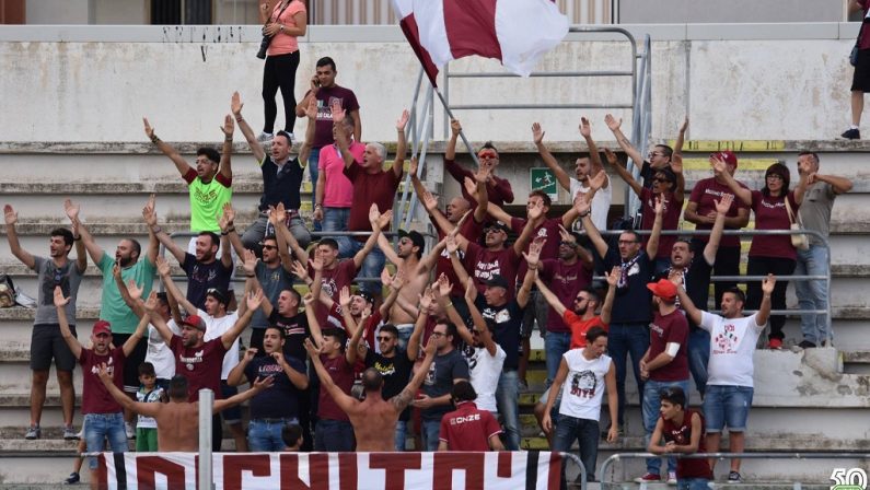Reggio Calabria, fiaccole nascoste nella curva dello stadio “Granillo” sequestrate dagli agenti della Digos