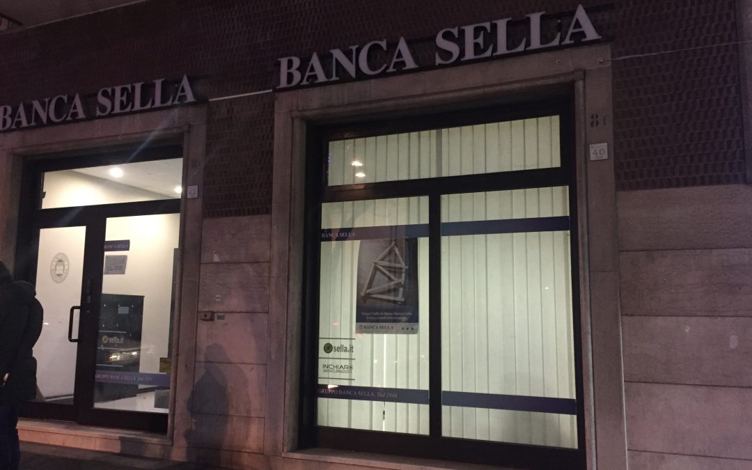 Avellino, rapina a mano armata in banca nel pieno centro cittadino: due persone in ostaggio