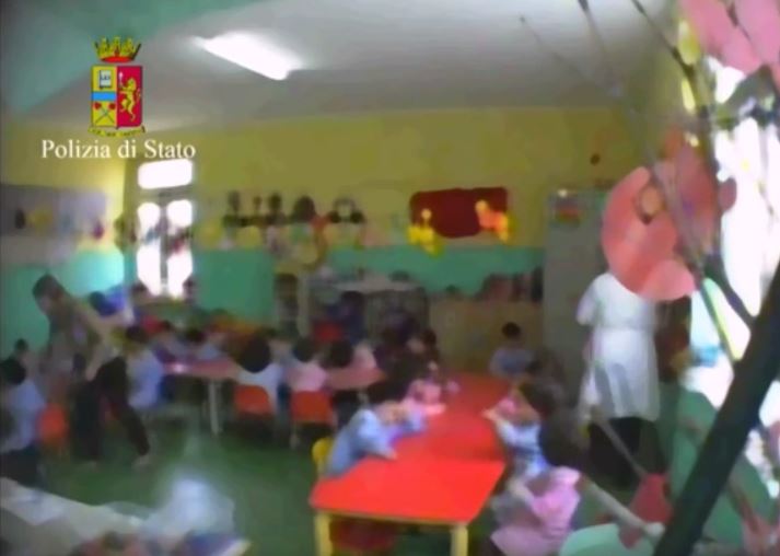 Crotone, picchiava i bambini che frequentavano la scuola Sospesa dal gip una maestra della materna