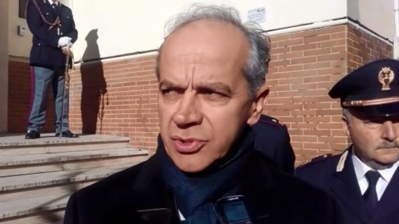 VIDEO - Immigrazione e sicurezza, Piantedosi a Cosenza: «Rischio zero non esiste ma in Italia la Polizia è tra le migliori del mondo»