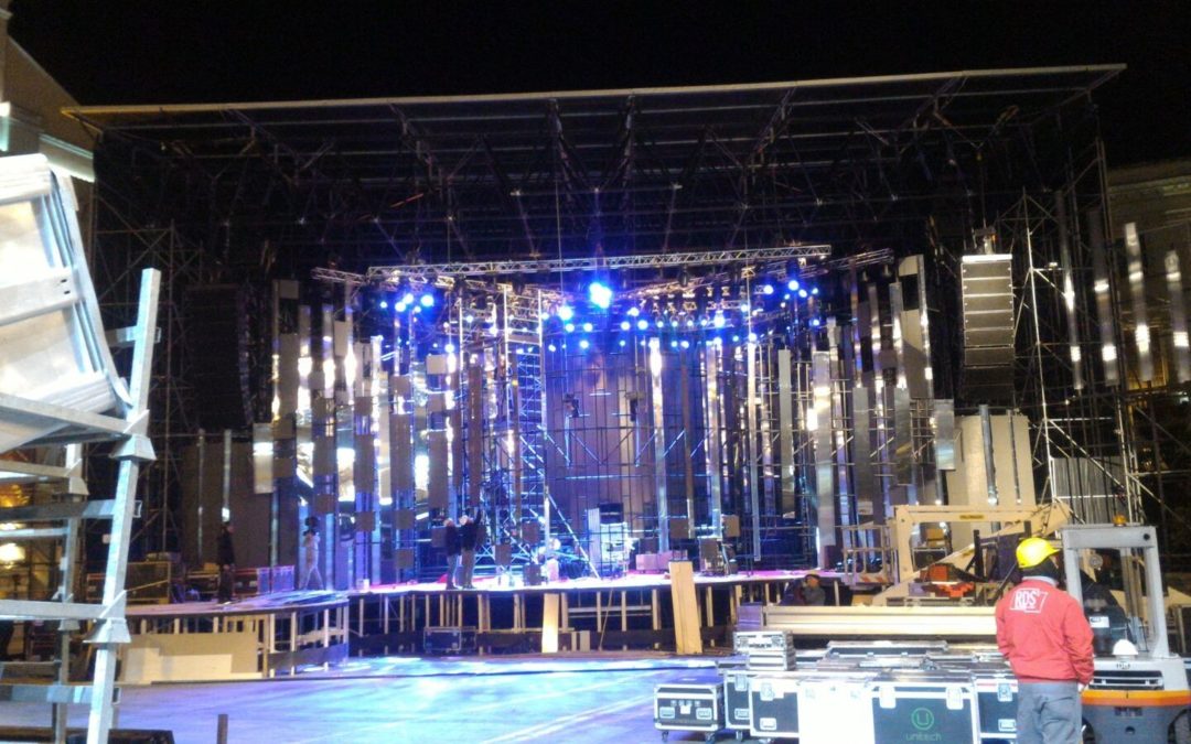 L'allestimento del palco per il Capodanno Rai in piazza Mario Pagano a Potenza (foto MATTIACCI)