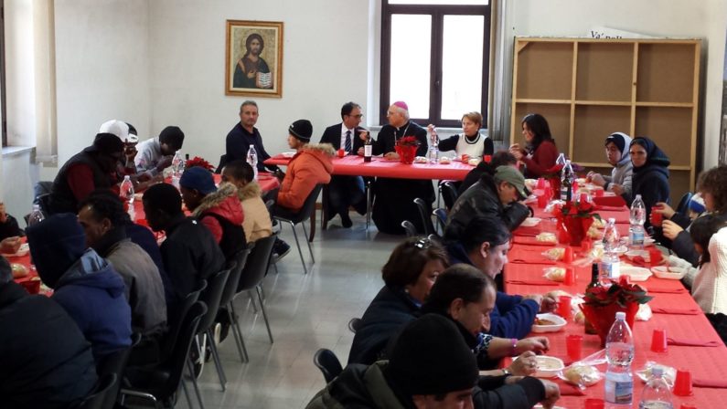 Solidarietà con il pranzo di Natale a CatanzaroVescovo e sindaco mangiano con i poveri