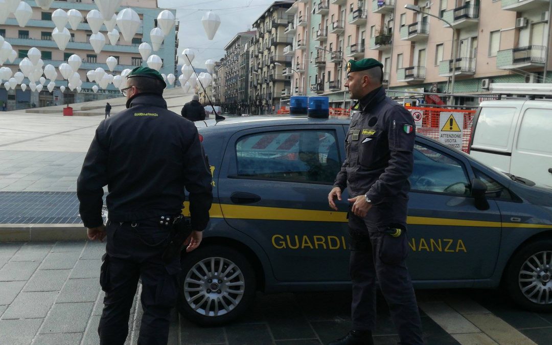 La Guardia di Finanza a piazza Bilotti