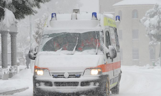 Partoriente bloccata dalla neve nel Cosentino, i vigili del fuoco la accompagnano in ospedale 