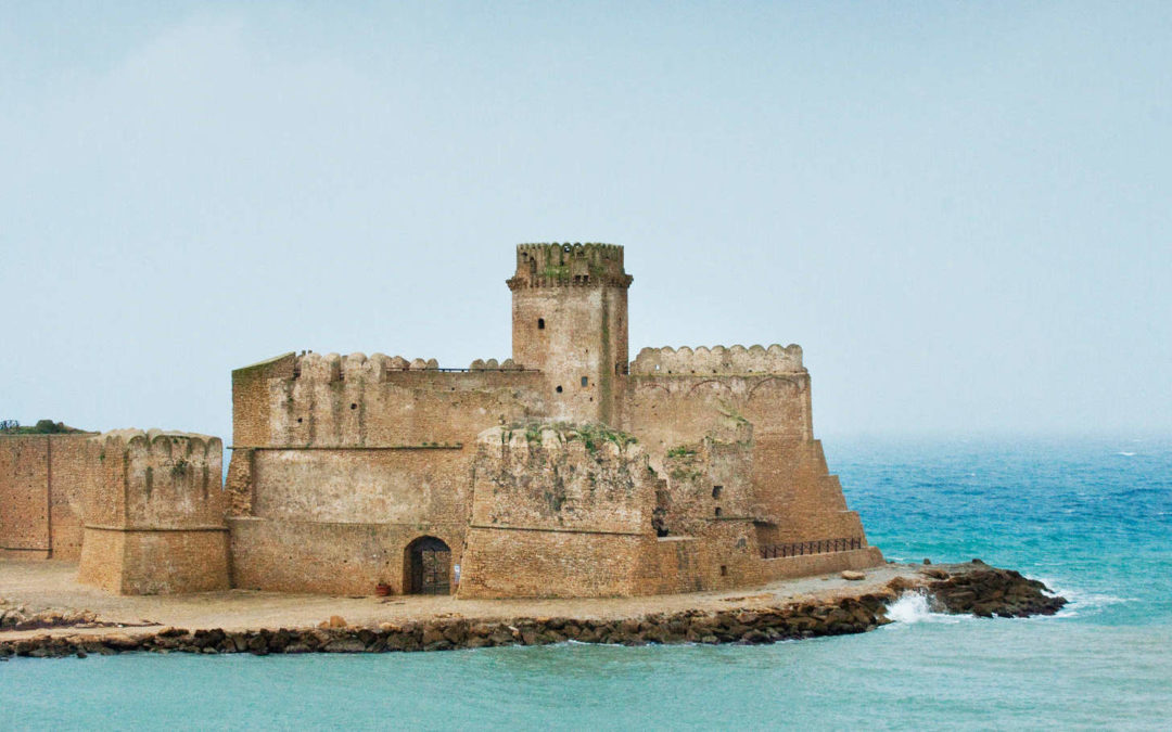 La fortezza aragonese di Isola Capo di Rizzuto nello scatto di Susan Wright per il New York Times