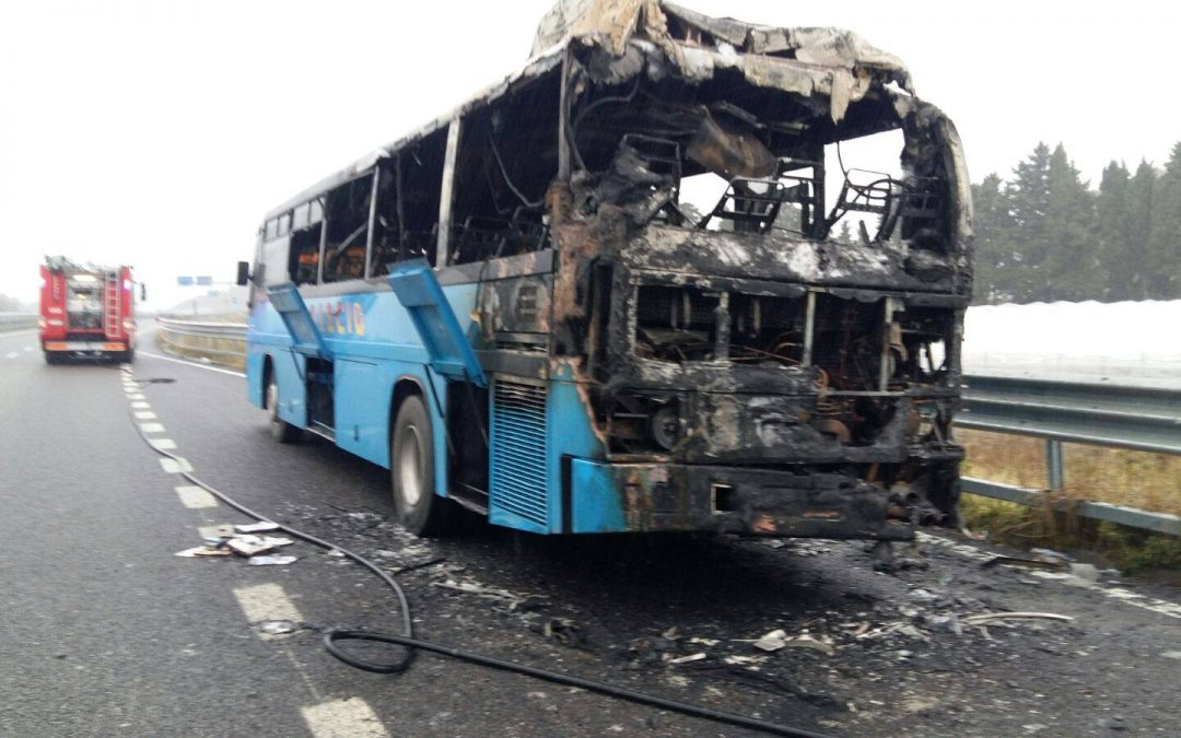 L'autobus distrutto dall'incendio