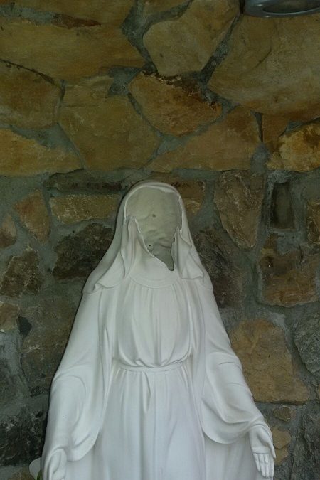 La statua della Madonna sfigurata