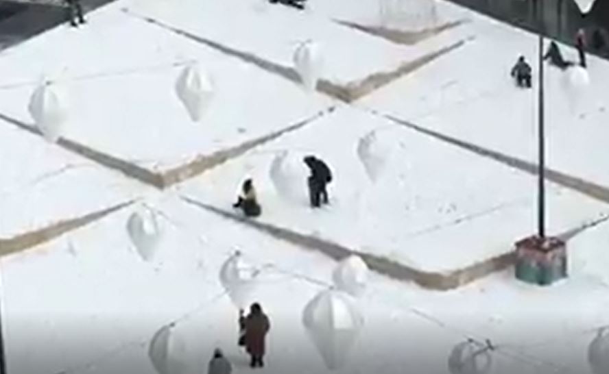 VIDEO – Cosenza sotto la neve, con lo slittino sulle vele di piazza Bilotti