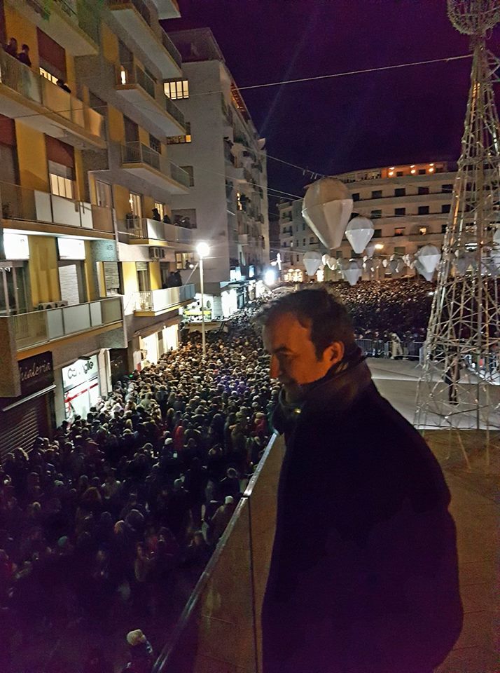 FOTO - Alvaro Soler a Cosenza, prima in Comune e poi in piazza per il concerto di Capodanno