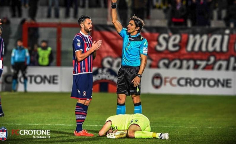 L'arbitro ammonisce Palladino durante Crotone-Bologna (foto sito Fc Crotone)