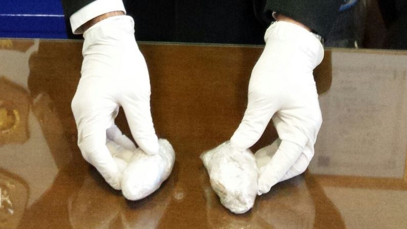 Scambio di droga sotto gli occhi dei carabinieriAvevano 106 grammi di eroina, 5 arresti a Catanzaro