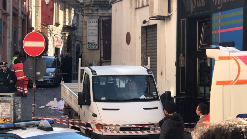 Donna muore travolta da un camion in retromarcia  Tragedia in pieno centro a Catanzaro, indagini