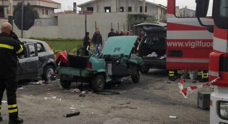 FOTO – Incidente a Locri, un morto e sei feriti  Autovettura distrutta nel violento impatto