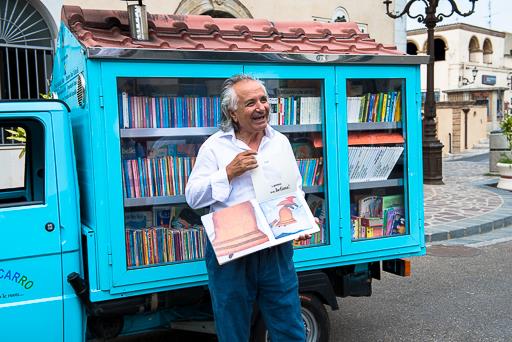 Ecco il Bibliomotocarro: in 16 Comuni lucani la biblioteca viaggiante del maestro La Cava