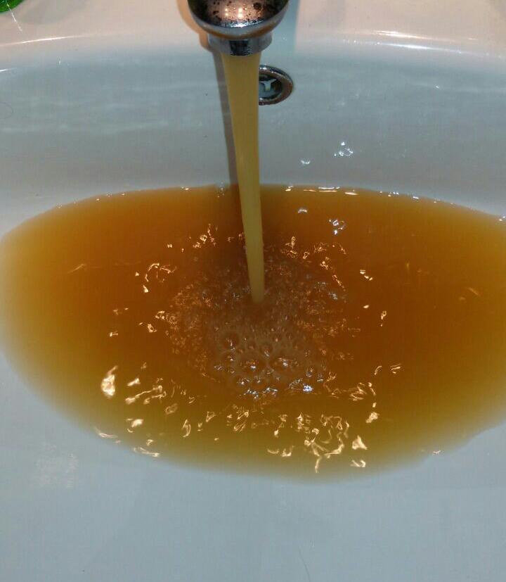 Acqua inservibile dai rubinetti di Montalto UffugoDopo la protesta i cittadini avviano una petizione