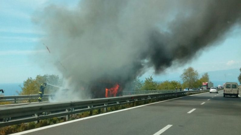 FOTO - Paura sull'autostrada Salerno-Reggio CalabriaAutobus va in fiamme, l'intervento dei vigili del fuoco