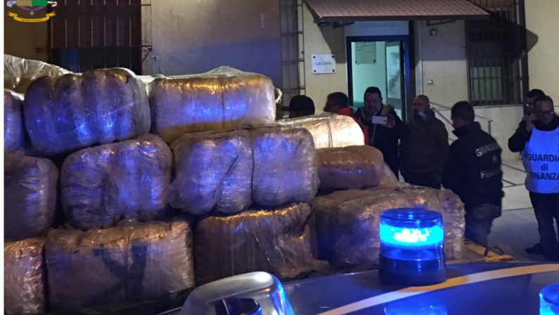 Inseguimento internazionale nel Mar Ionio, 7 arresti  Sgominata un’organizzazione dedita al traffico di droga  Sequestrato stupefacente per oltre 10 milioni di euro