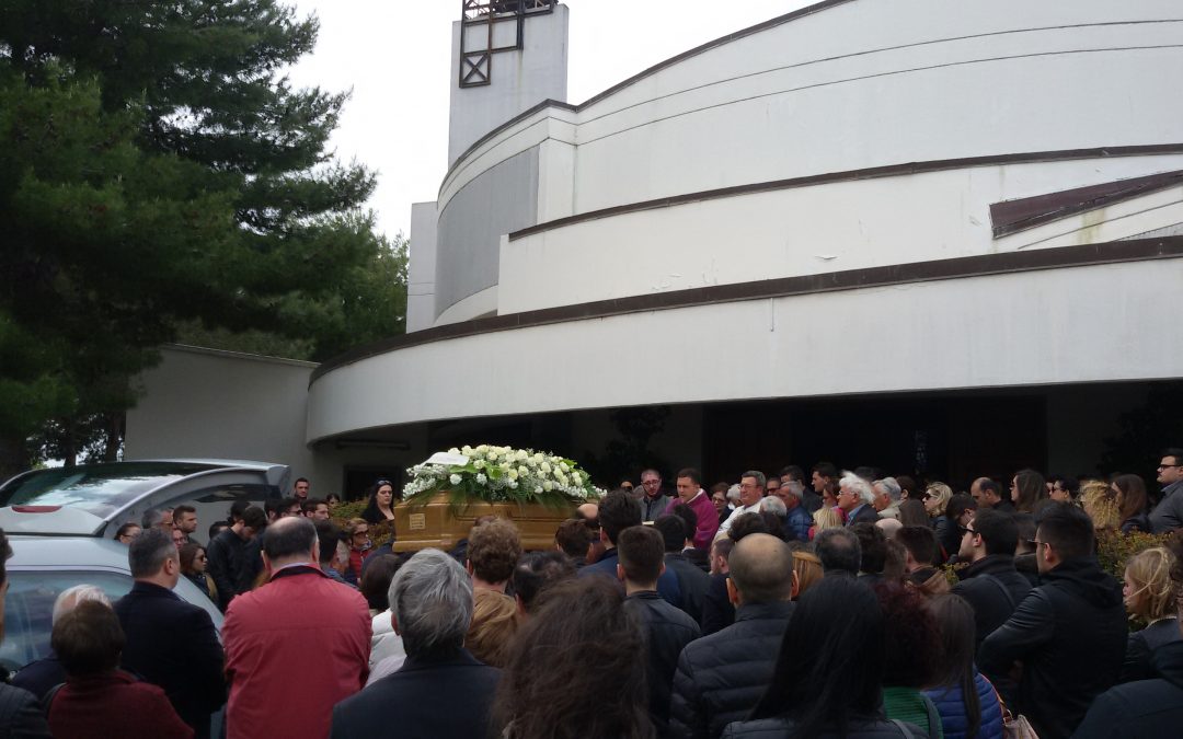 La folla ai funerali di Carrabetta