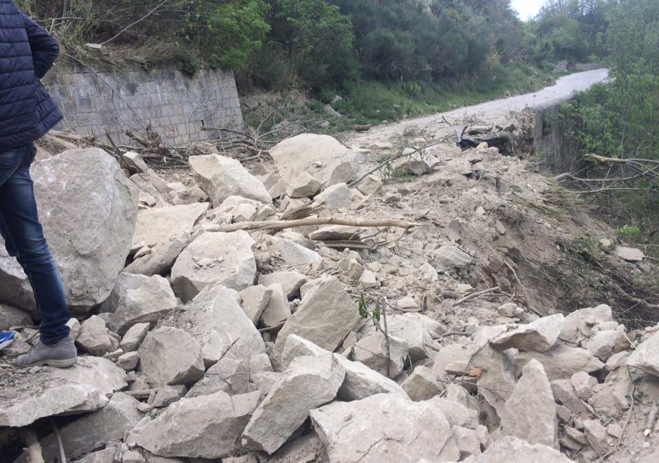 Castelmezzano, la frana rovina la Pasqua: strada chiusa e niente acqua