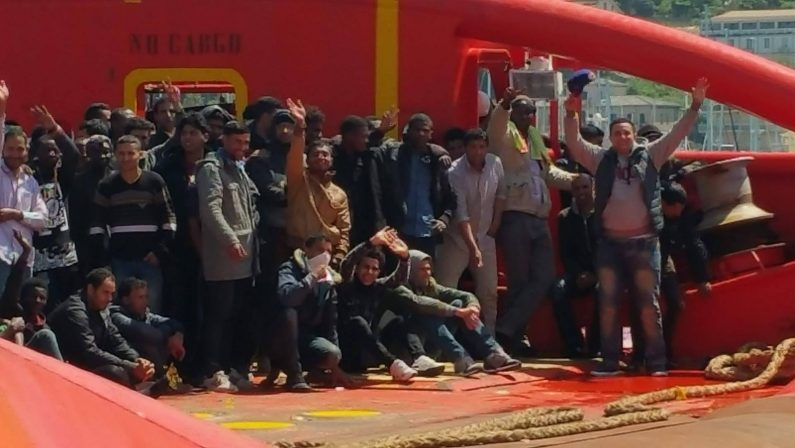 Salerno, sbarco di quasi mille migranti: c'è anche un bambino morto