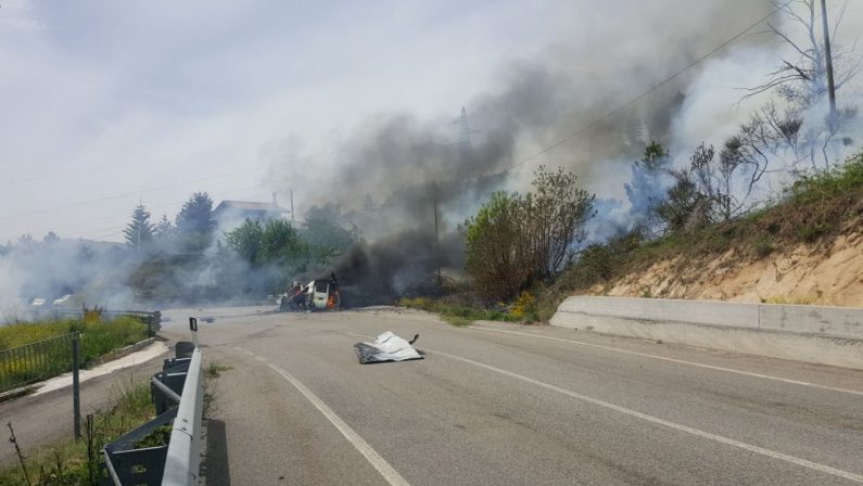 Ambulanza prende fuoco ed esplode mentre è in stradaIn fiamme il bosco a San Giovanni in fiore