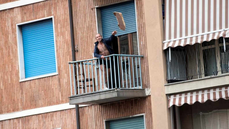FOTO - Commerciante calabrese si barrica in casae minaccia il suicidio in una borgata di Torino