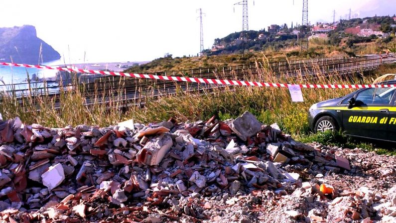 Cosenza, scoperte 58 tonnellate di rifiuti specialiUna discarica abusiva a pochi metri dalla costa