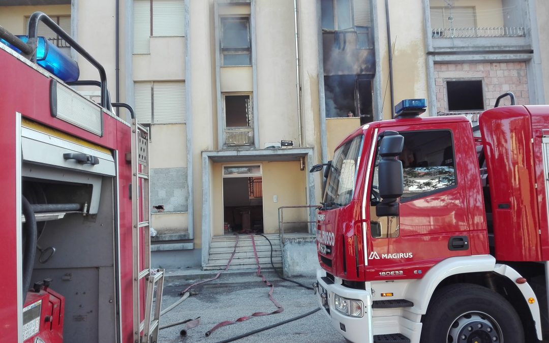 Due mezzi dei vigili del fuoco davanti all'edificio