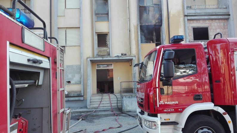 Appartamento in fiamme nel Vibonese, residenti fatti evacuare con l'autoscala dei vigili del fuoco