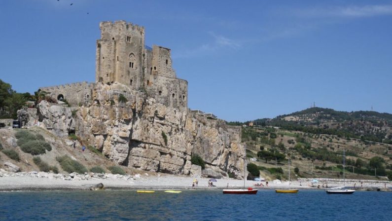 La spiaggia di Roseto Capo Spulico all'ombra del CastrumLe meraviglie della Calabria, una regione da scoprire