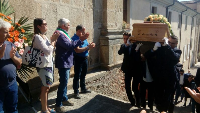FOTO - Tristezza ai funerali di Maria Rosaria TurcaroloL'avvocato di Soriano deceduto in un incidente stradale