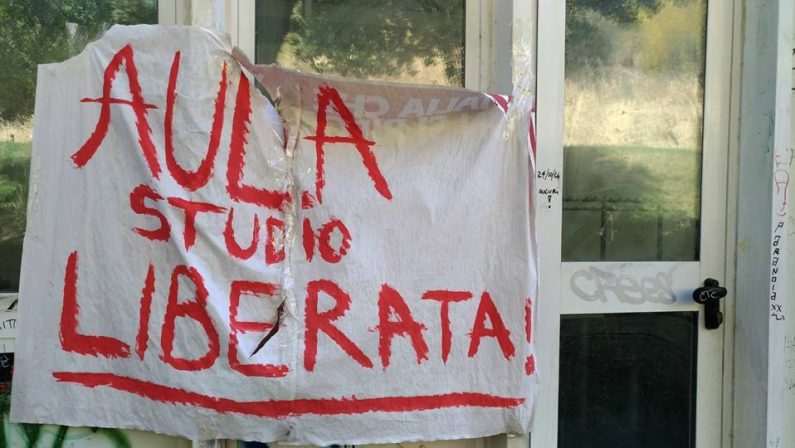 Aula occupata dagli studenti da un mese all'UnicalCarabinieri sollecitano lo sgombero della stanza