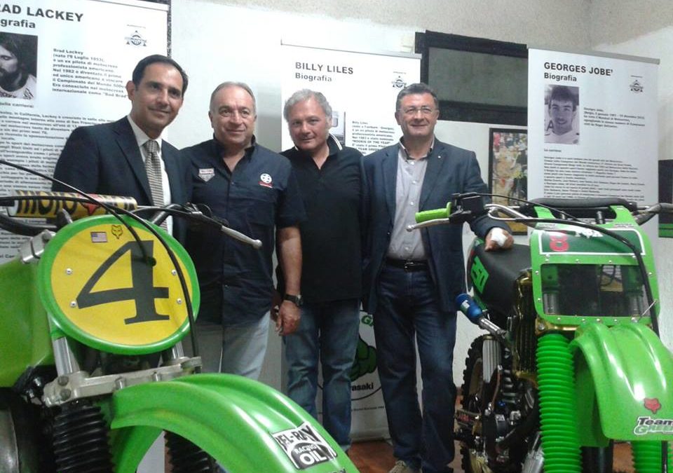 FOTO – Dalla Parigi-Dakar a Castrolibero: De Petri ospite del museo storico Kawasaki