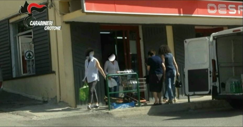 La donna individuata dai carabinieri all'uscita da un supermercato in orario di lavoro