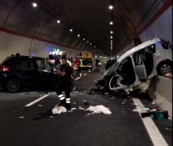 Tragedia sull'autostrada nel Cosentino, bilancio drammaticoQuattro morti e tre feriti, deceduto anche un bambino