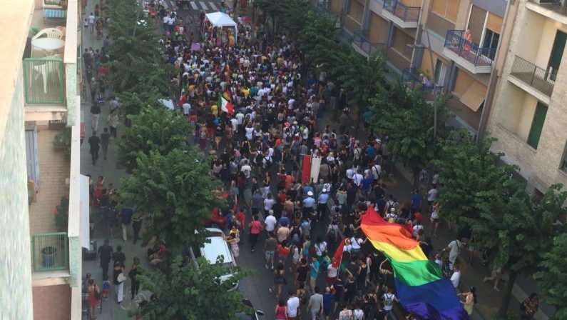 FOTO - La grande festa di colori a CosenzaLe immagini del primo Gay Pride cosentino