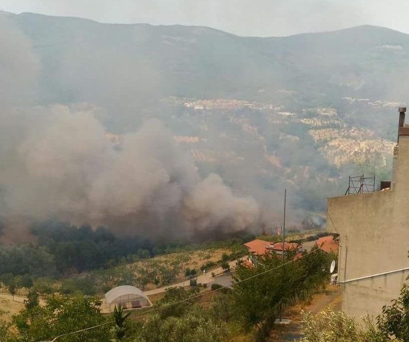 VIDEO – Incendio a Montalto Uffugo, l’intervento degli elicotteri per domare le fiamme