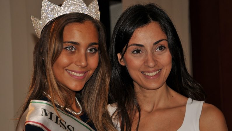 VIDEO - Miss Italia a Cosenza: Rachele Risaliti madrina della serata evento tra bellezza e cultura