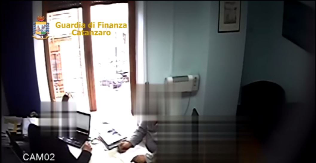 VIDEO – Arrestati dirigenti dell’Asp di Catanzaro per distrazione di fondi europei destinati alle politiche per gli anziani