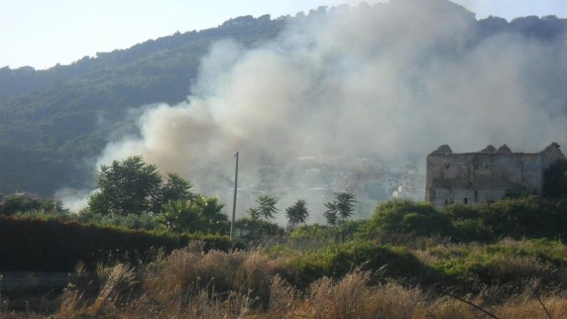 Allarme inquinamento a Lamezia dopo nuovo incendioNel campo rom bruciati vari rifiuti e pneumatici