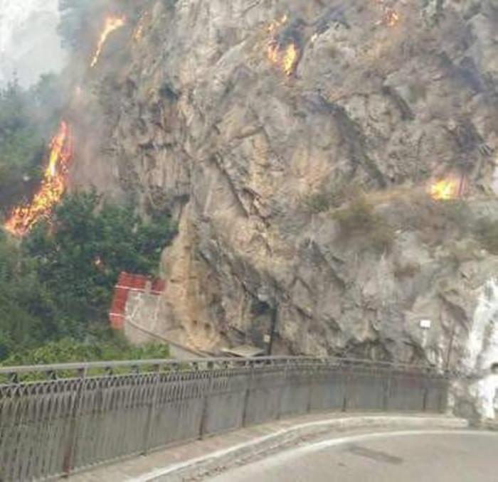 Incendi, ancora fiamme in Campania: chiuso tratto della Costiera amalfitana