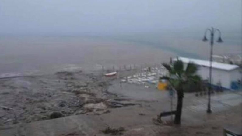 FOTO - Nubifragio si abbatte sul RegginoStrade allagate, frane e molti disagi