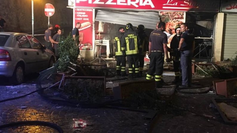Esplosione e fiamme in una pizzeria di CrotoneBoato nella notte, danni ingenti e matrice dolosa