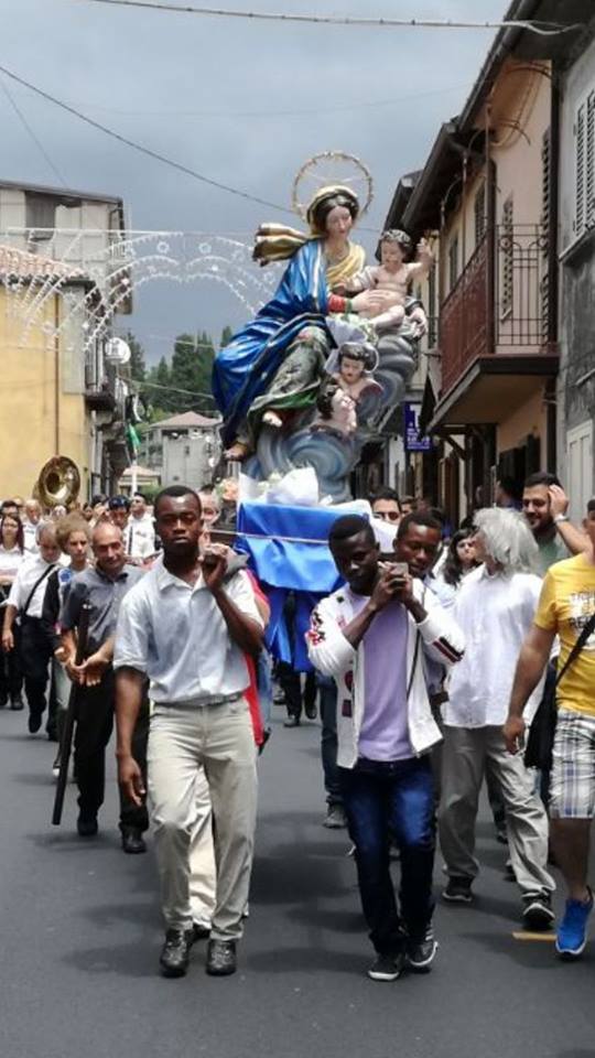 Mongiana (Vibo Valentia): la statua della Madonna la portano in processione i migranti