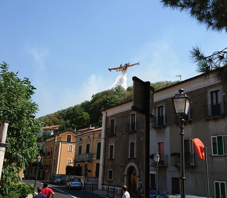 VIDEO – Emergenza incendi in provincia di Cosenza  Fiamme lambiscono l’abitato di San Fili