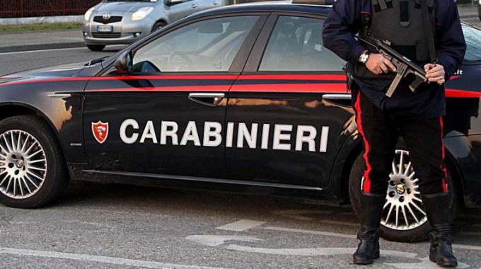 Incendia un furgone ma perde il cellulare: arrestato dai carabinieri