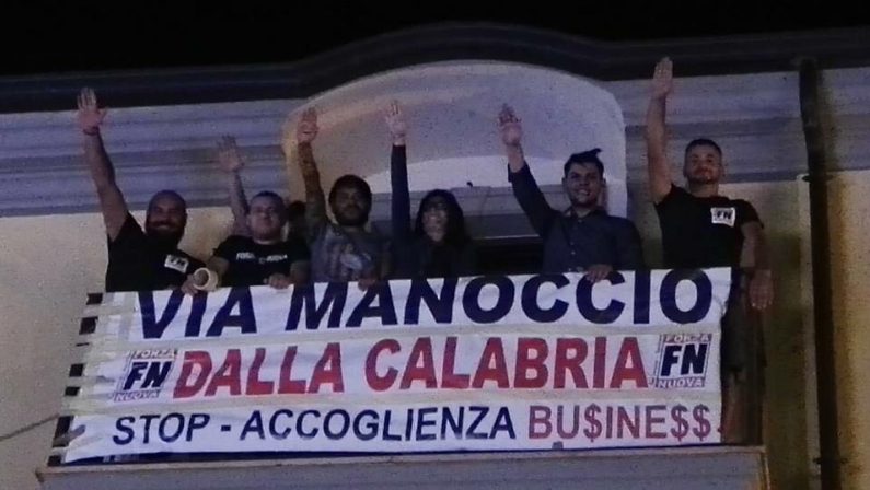 Forza Nuova attacca Manoccio, esposto uno striscione durante il concerto di Povia nel Cosentino